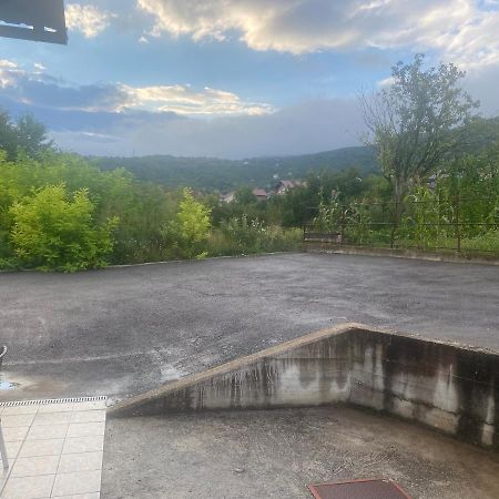 Amar Apartmani, يايتشه المظهر الخارجي الصورة